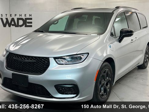 Used 2024 Chrysler Pacifica Premium FWD image 1