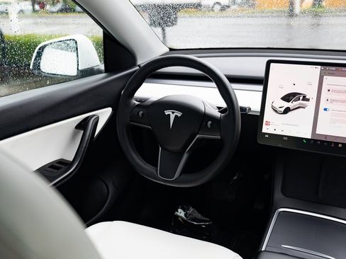 Used 2021 Tesla Model Y Long Range image 9