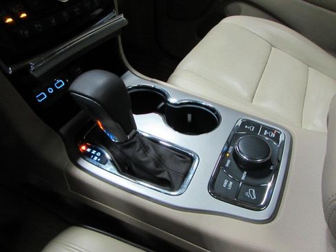 Used 2019 Jeep Grand Cherokee Overland AWD/4WD image 33