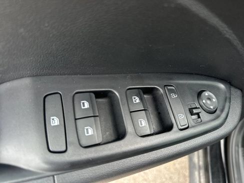 Used 2025 Hyundai Venue SEL FWD image 12