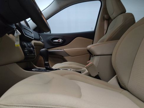 Used 2019 Jeep Cherokee Latitude w/ Popular Appearance Group FWD image 17