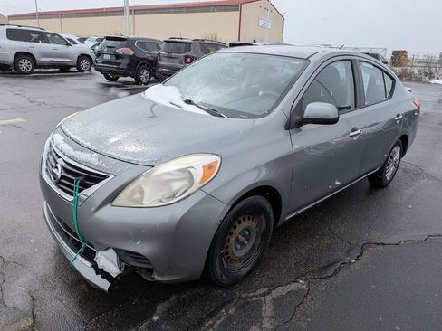 Used 2014 Nissan Versa SV image 3