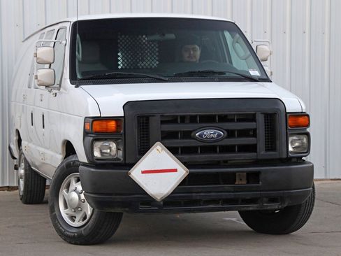 Used 2010 Ford E-350 and Econoline 350 Extended Super Duty image 2