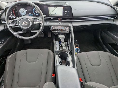 Used 2025 Hyundai Elantra SEL image 21
