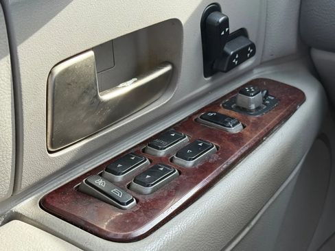 Used 2005 Lincoln Town Car Signature image 23