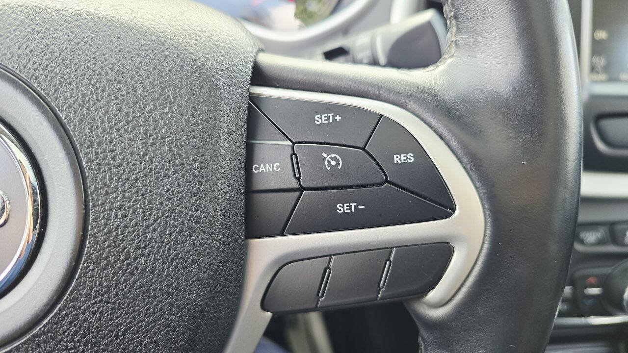 Used 2018 Jeep Cherokee Trailhawk AWD/4WD image 28