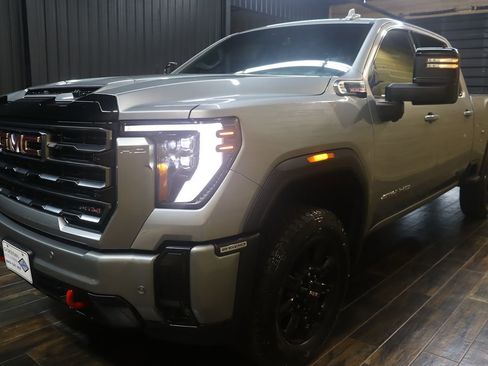 Used 2025 GMC Sierra 2500 AT4 image 6