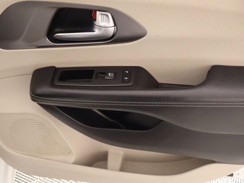 Used 2023 Chrysler Pacifica Touring-L FWD image 16