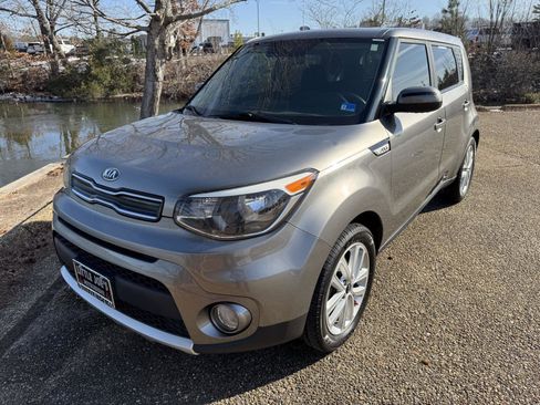 Used 2018 Kia Soul + image 12