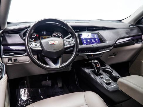 Used 2023 Cadillac XT4 Luxury w/ Cold Weather Package FWD image 15