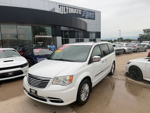 Used 2014 Chrysler Town & Country Limited w/ Trailer Tow Group FWD image 1