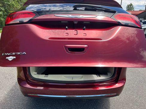 Used 2020 Chrysler Pacifica Touring FWD image 21