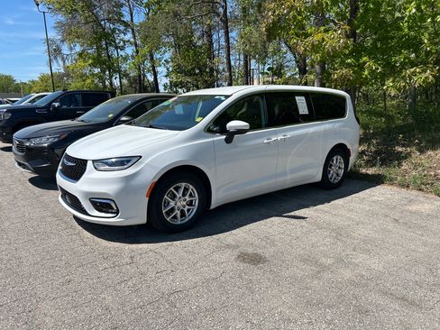 Used 2023 Chrysler Pacifica Touring-L FWD image 7