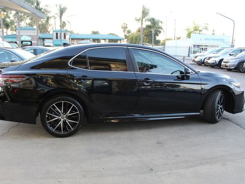 Used 2023 Toyota Camry SE image 6