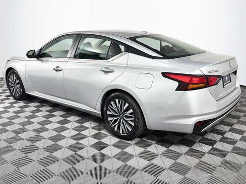 Used 2024 Nissan Altima 2.5 SV FWD image 8