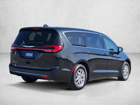 Used 2023 Chrysler Pacifica Touring-L image 5