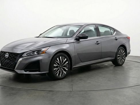 Used 2025 Nissan Altima 2.5 SV image 3
