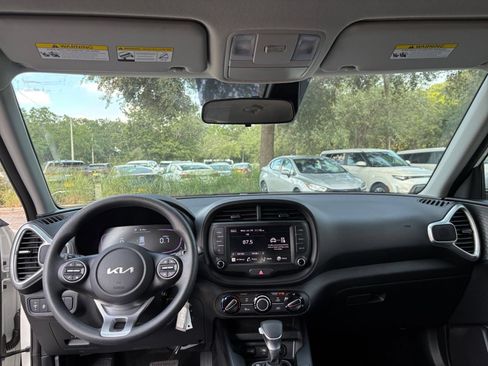 Used 2025 Kia Soul LX w/ LX Technology Package FWD image 30