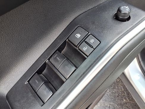 Used 2025 Toyota Highlander LE FWD image 18