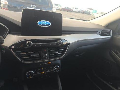 Used 2021 Ford Escape SE w/ SE Sport Appearance Package image 11