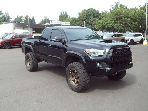 Used 2016 Toyota Tacoma TRD Sport w/ Towing Package AWD/4WD image 7