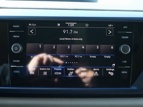 Used 2023 Volkswagen Taos SE image 18