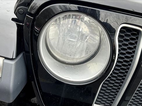 Used 2018 Jeep Wrangler Unlimited Sahara w/ Cold Weather Group image 23