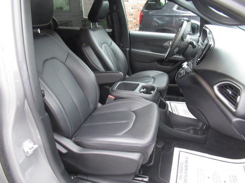 Used 2025 Chrysler Pacifica Select image 9