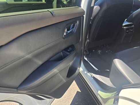 Used 2023 Nissan Rogue SV w/ SV Premium B Package FWD image 16