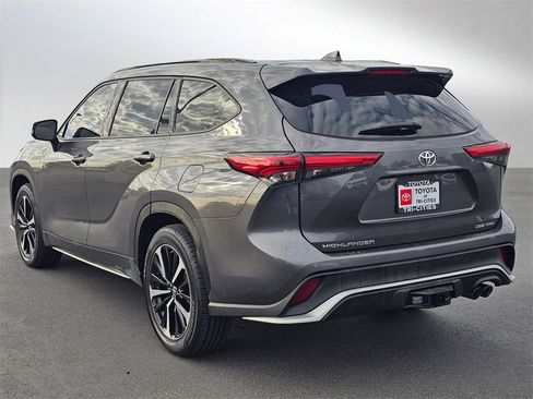 Used 2021 Toyota Highlander XSE image 3