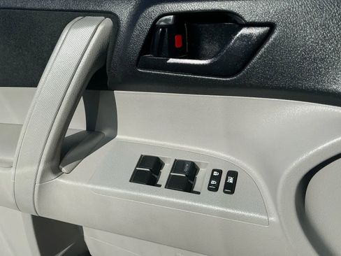 Used 2011 Toyota Highlander 4WD image 11
