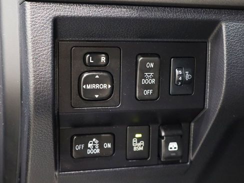 Used 2017 Toyota Tundra SR5 w/ SR5 Upgrade Package AWD/4WD image 20
