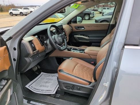 Used 2022 Nissan Pathfinder Platinum w/ Cargo Package image 9