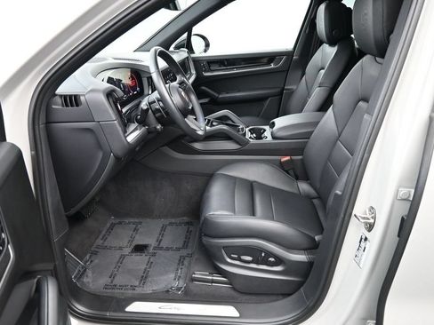 Certified 2025 Porsche Cayenne AWD/4WD image 10