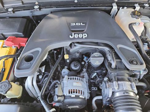 Used 2018 Jeep Wrangler Unlimited Sahara AWD/4WD image 13