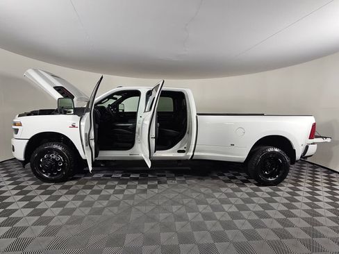 New 2026 RAM 3500 Laramie AWD/4WD image 17