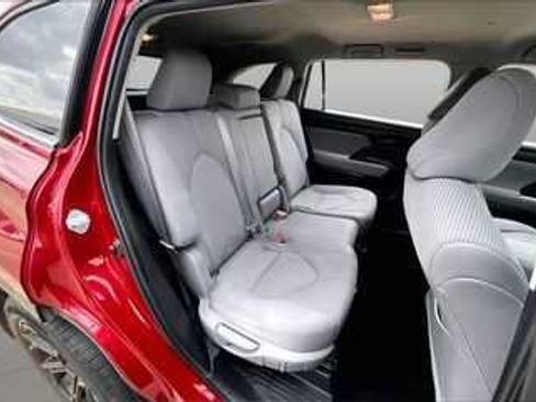 Used 2022 Toyota Highlander LE FWD image 17