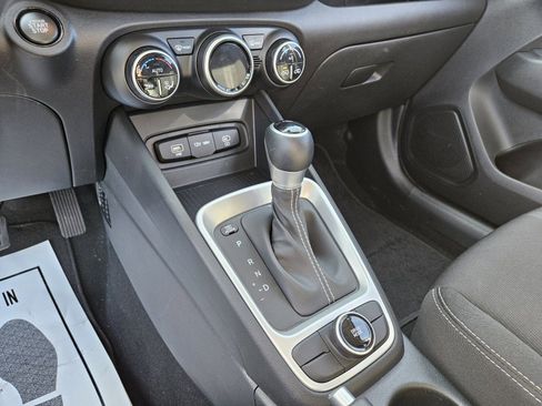 Used 2025 Hyundai Venue SEL image 24