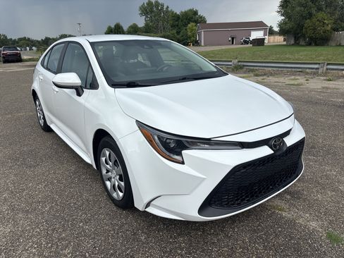 Used 2022 Toyota Corolla LE FWD image 1