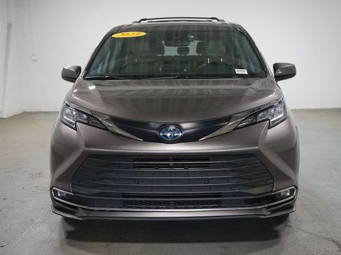 Used 2023 Toyota Sienna XLE FWD image 2