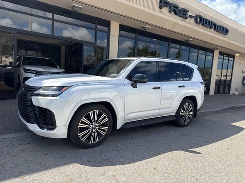 Used 2022 Lexus LX 600 4WD w/ Appearance Package image 11