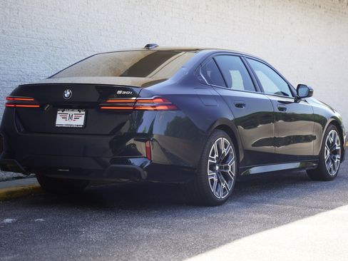 Used 2025 BMW 530i w/ M Sport Package RWD image 7