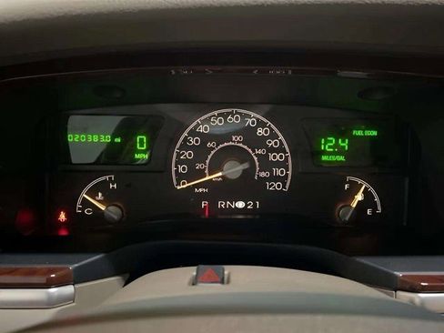 Used 2005 Lincoln Town Car Signature image 8