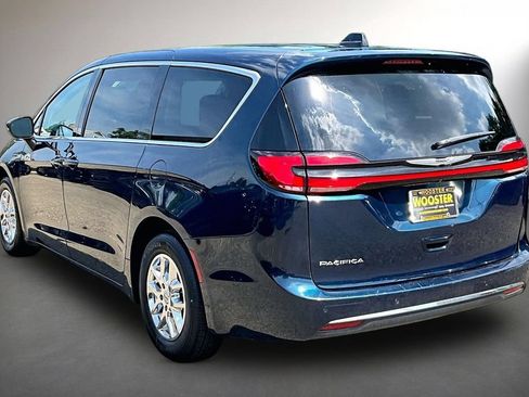 Used 2023 Chrysler Pacifica Touring-L FWD image 4
