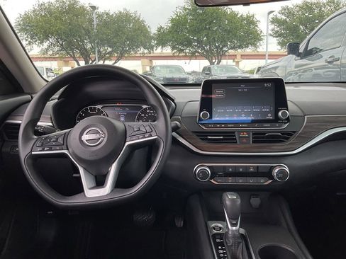 Used 2025 Nissan Altima 2.5 SV FWD image 11