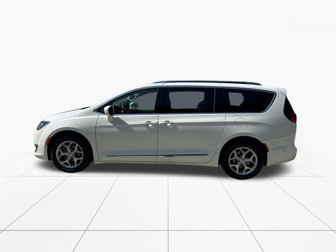 Used 2019 Chrysler Pacifica Touring-L w/ Advanced Safetytec Group FWD image 4