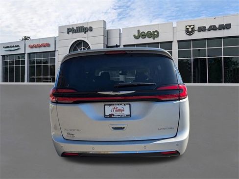 Certified 2024 Chrysler Pacifica Limited image 4