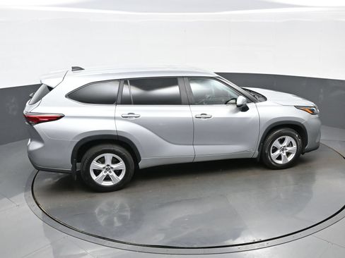 Used 2023 Toyota Highlander LE AWD/4WD image 39