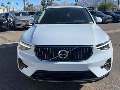New 2025 Volvo XC40 B5 Core w/ Climate Package