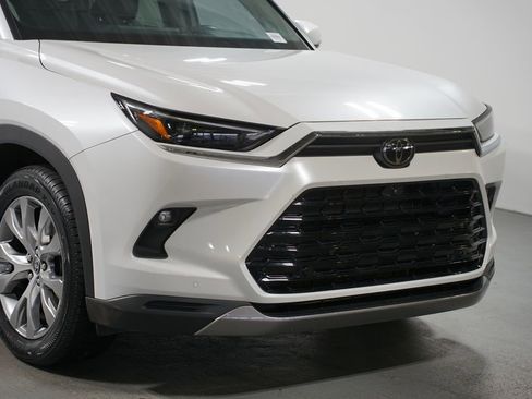 Used 2024 Toyota Grand Highlander Limited image 4